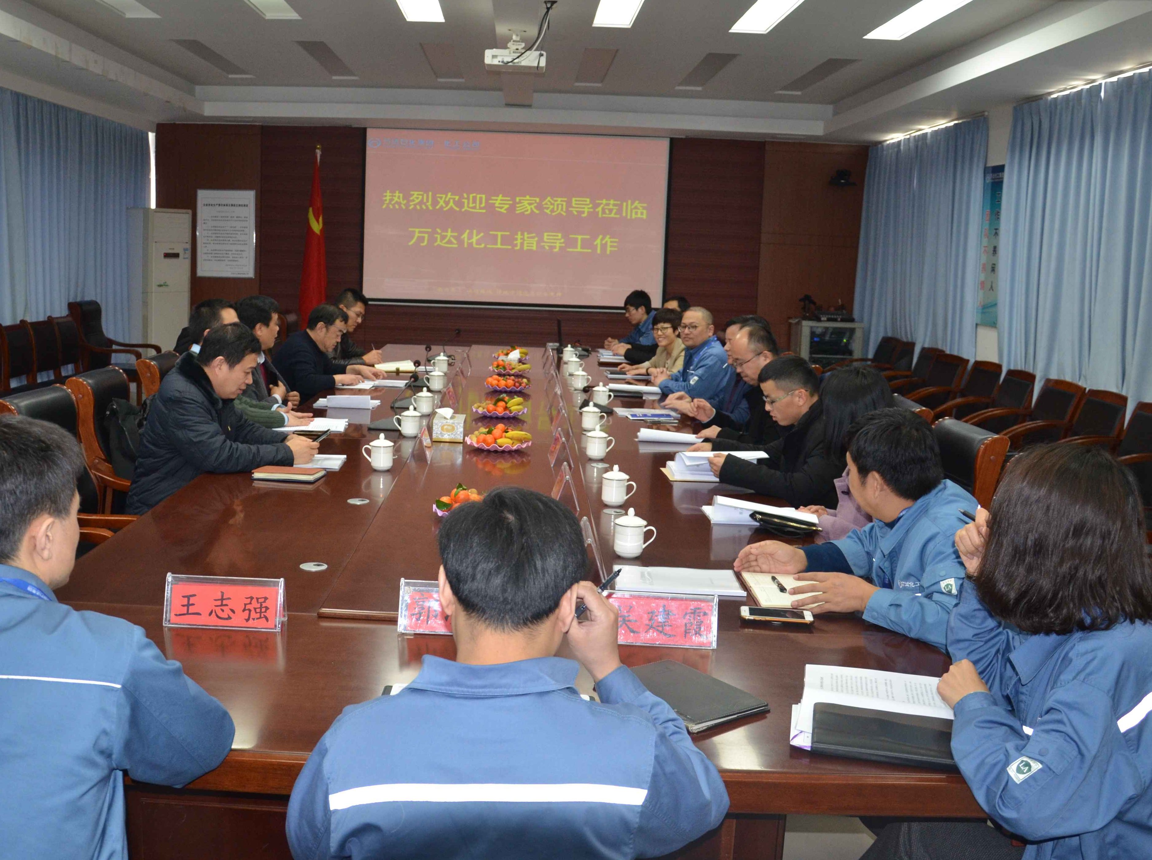 市科技局专家一行来化工公司验收市级塑料抗冲剂实验室