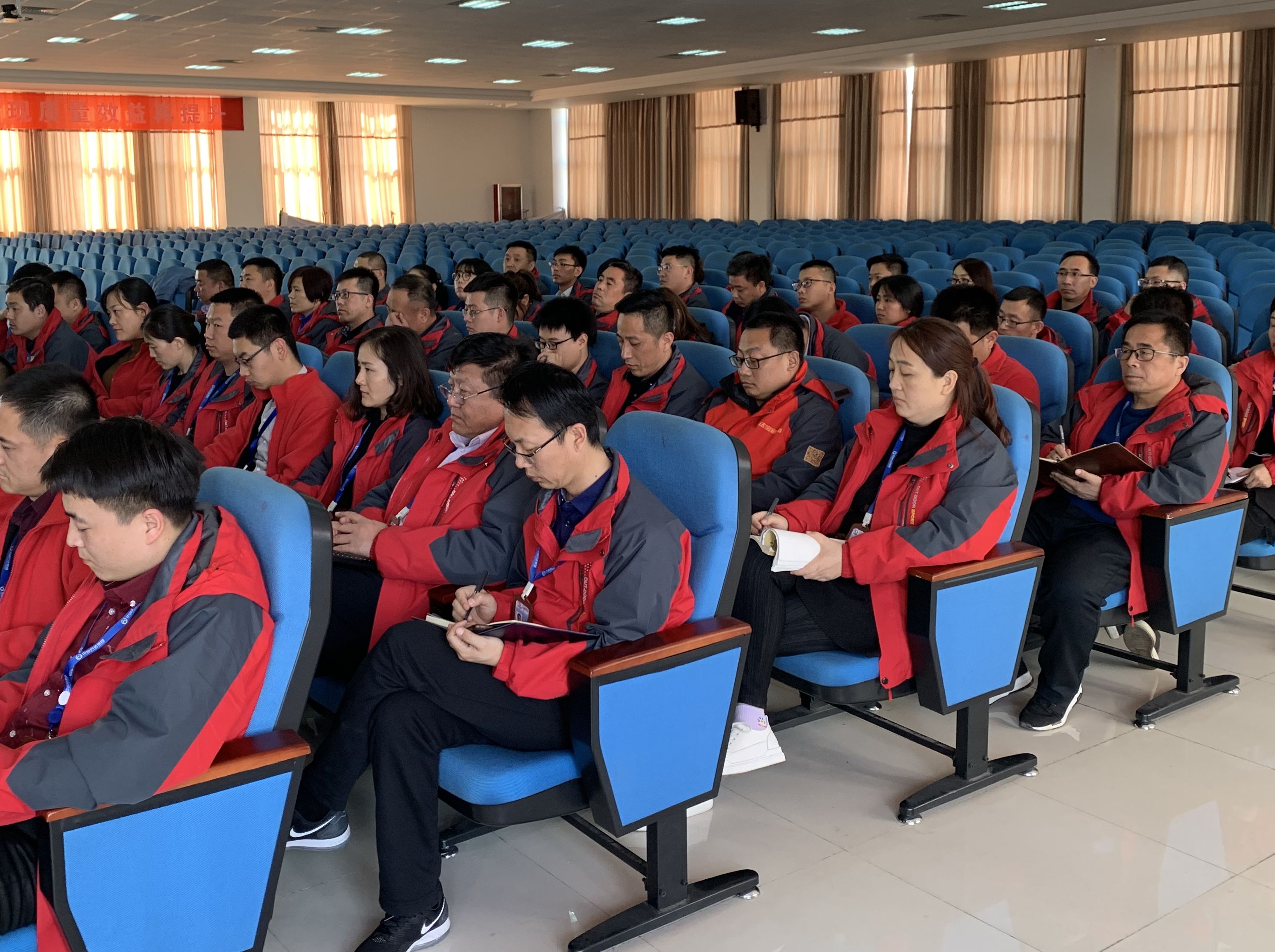 供应公司学习贯彻落实全国两会精神工作会议精神