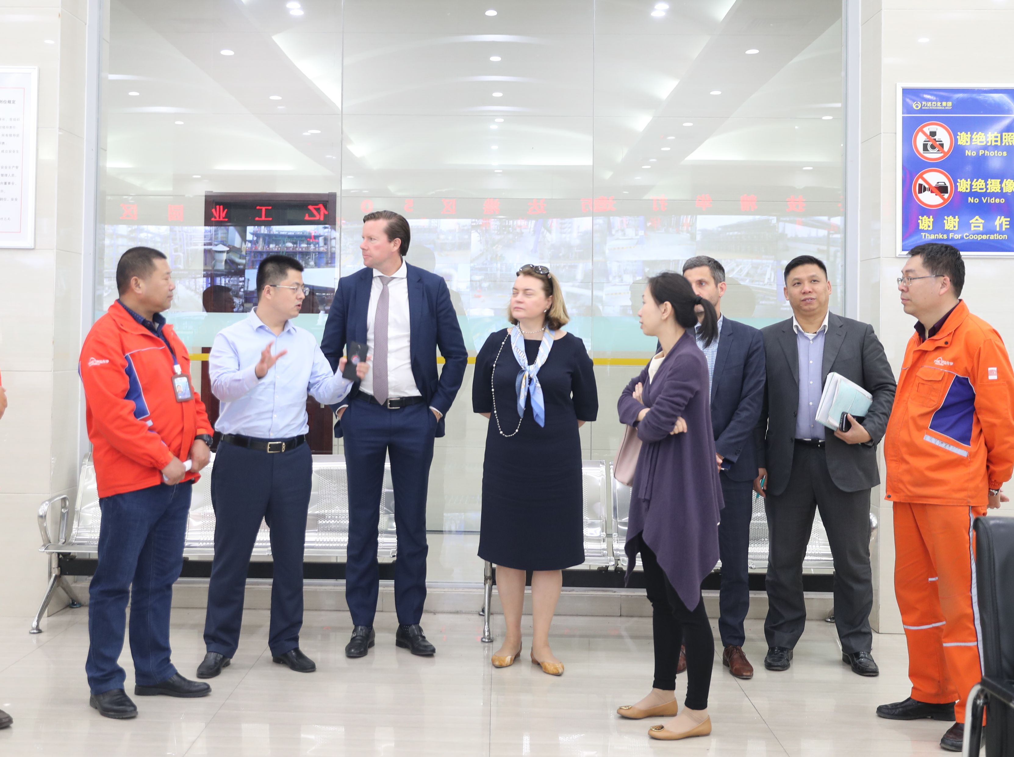 俄罗斯VTB银行考察团莅临万达石化集团考察调研