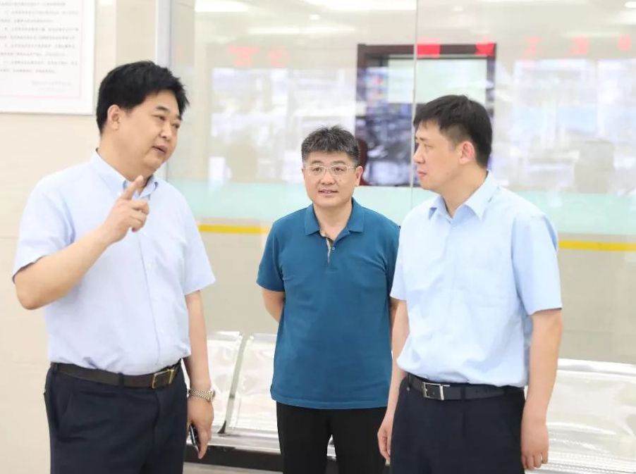 建设银行总行考察团一行莅临万达集团参观调研