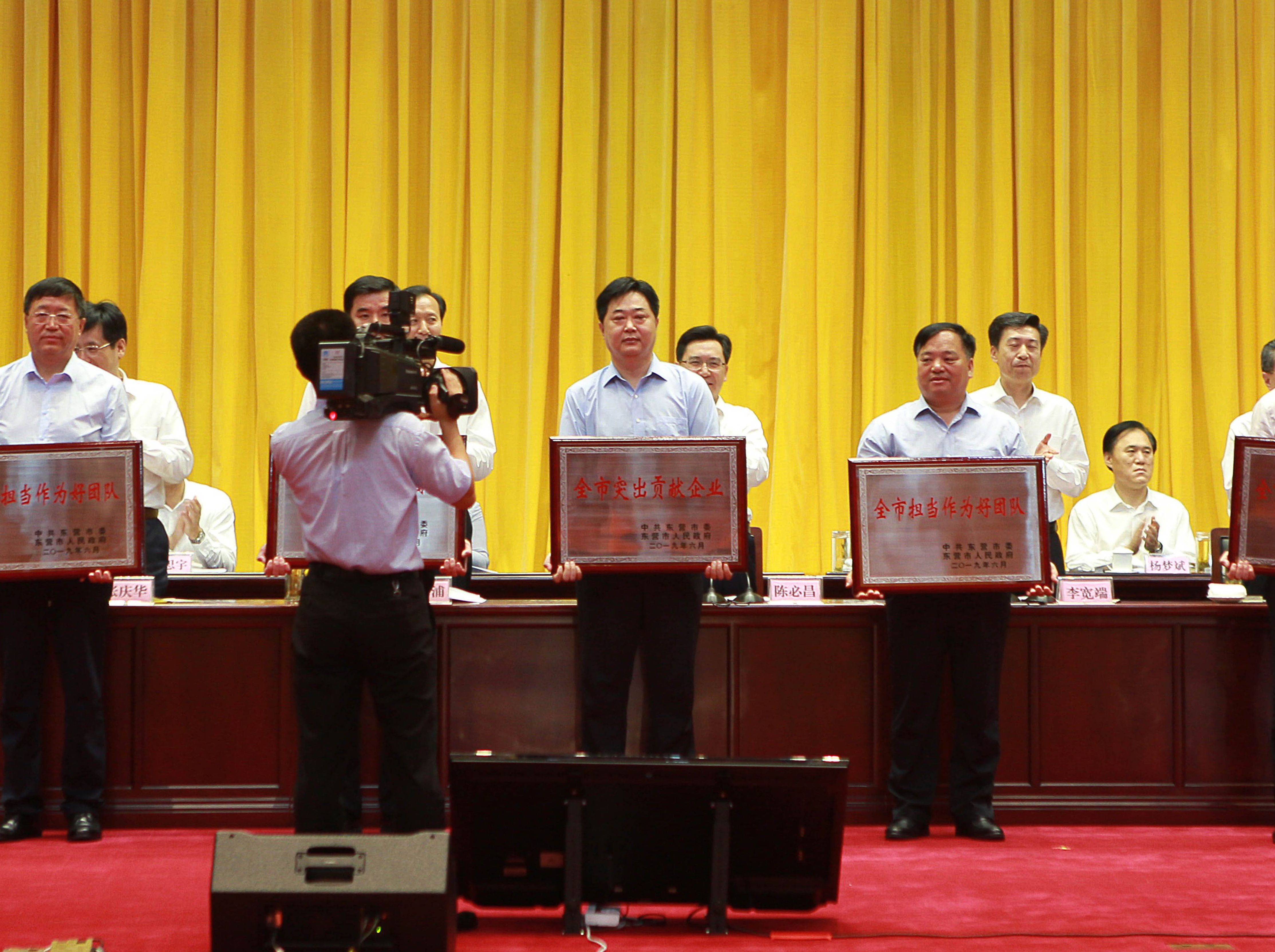 万达集团荣获&ldquo;全市突出贡献企业&rdquo;荣誉称号