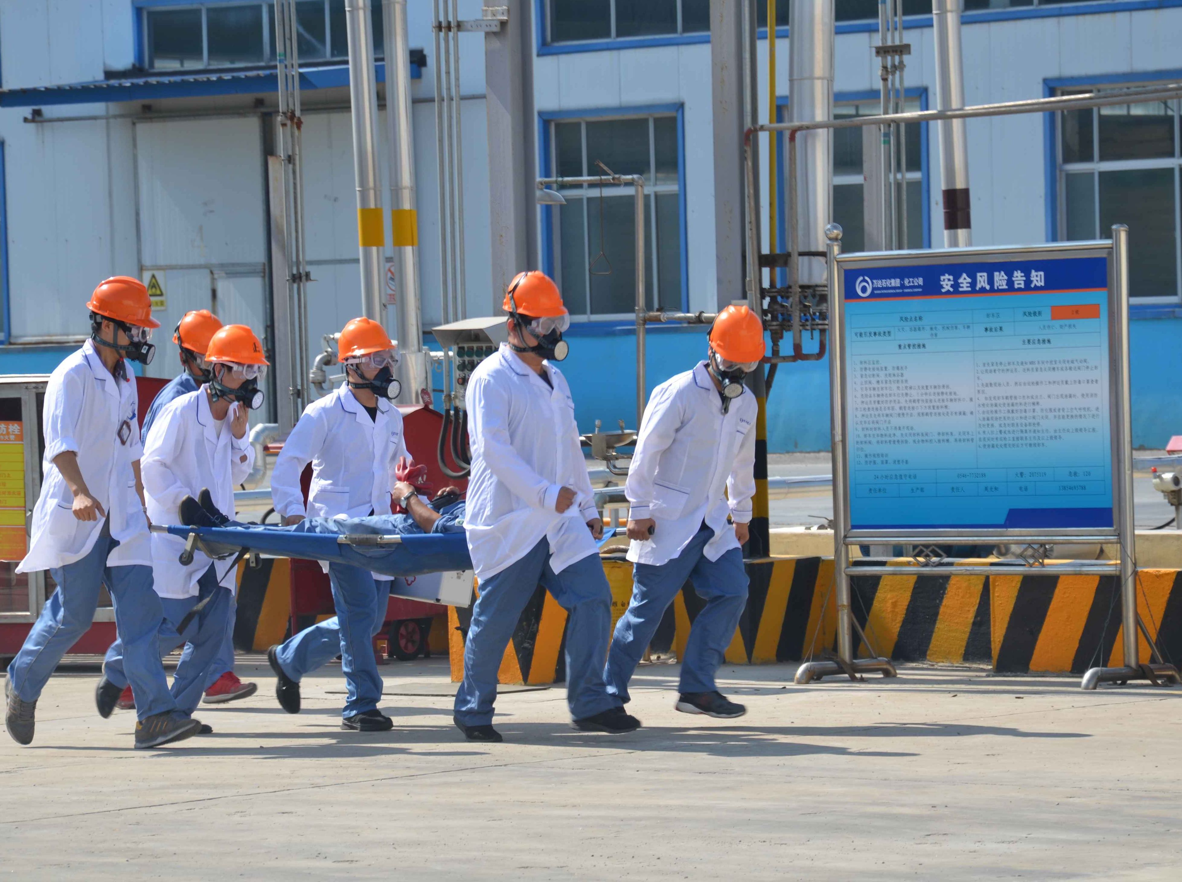 化工公司举行安全月应急预案演练活动