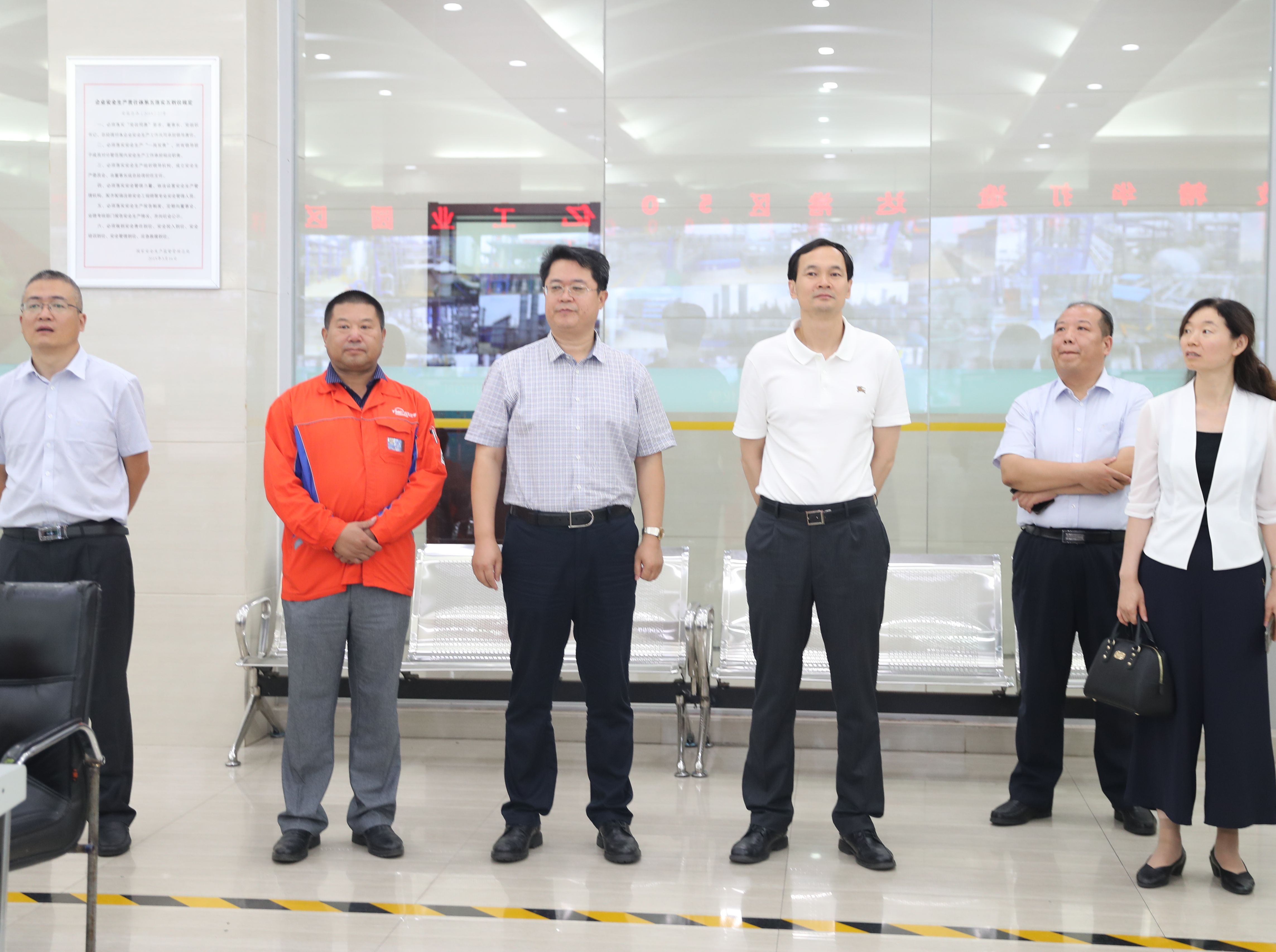 广发银行省行副行长张峰一行莅临万达石化集团参观考察