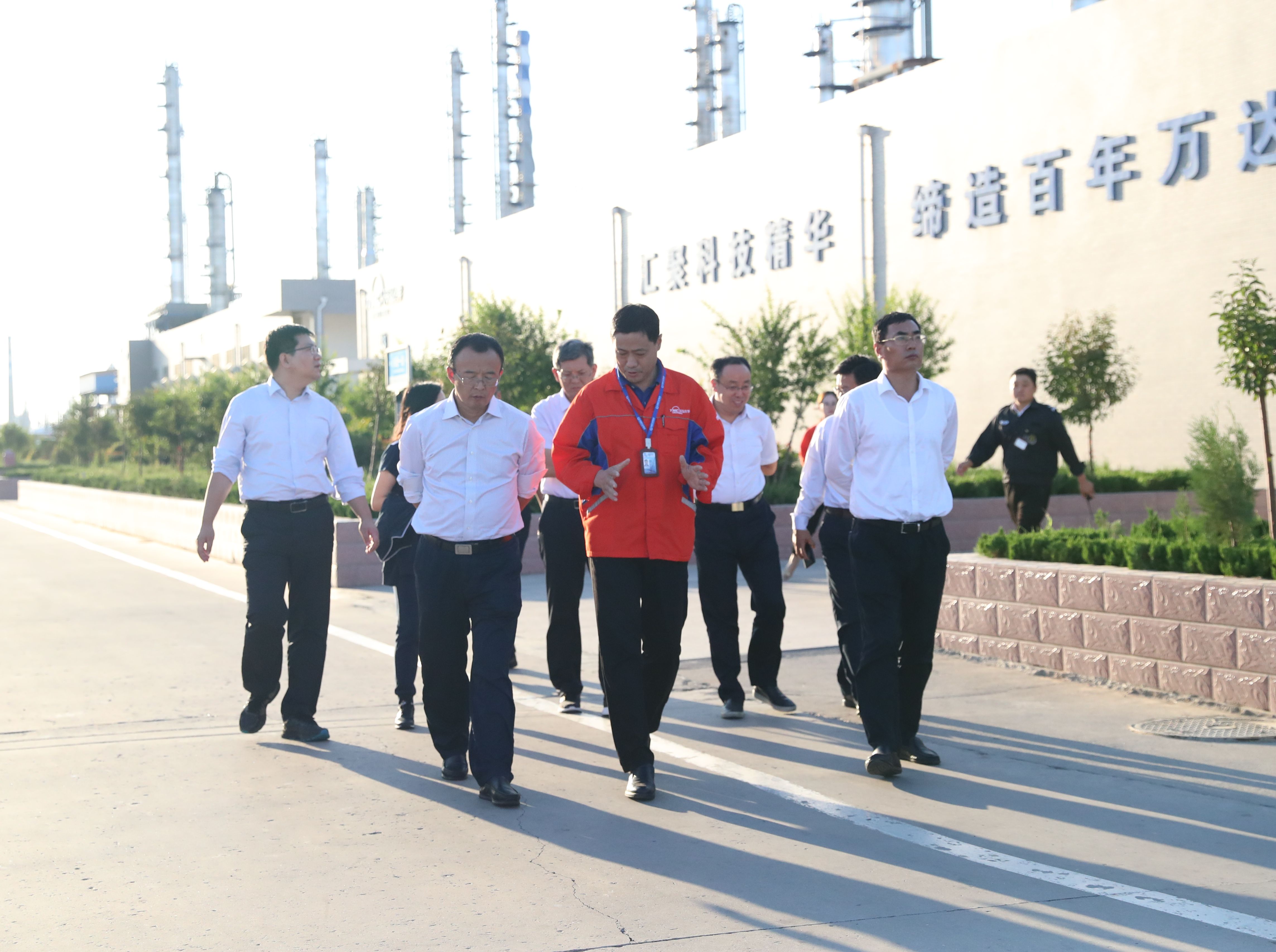 省委财经办副主任初明锋一行莅临万达石化集团考察调研