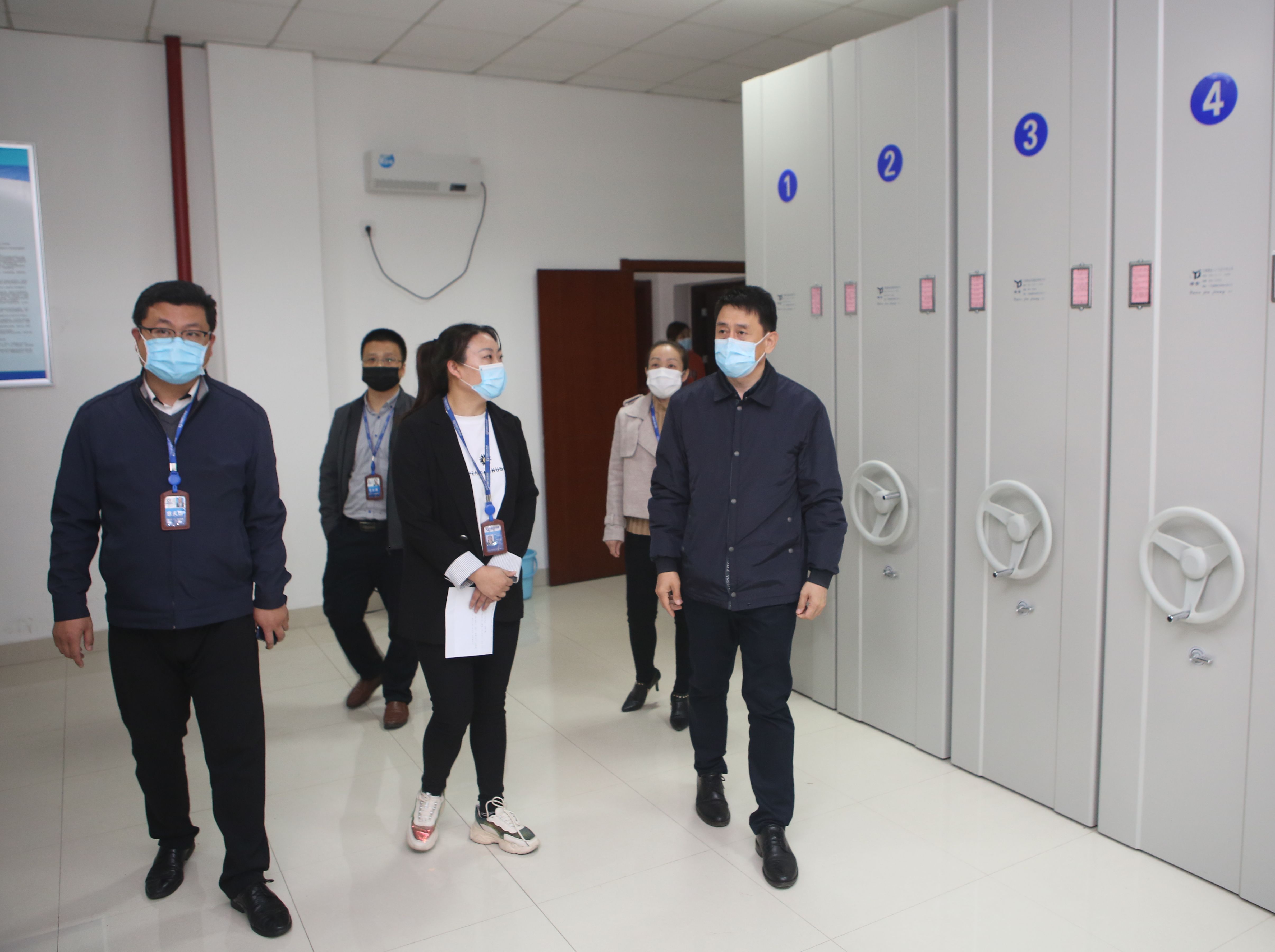 集团轮值执行总裁巴洪社到公司档案室指导档案管理工作