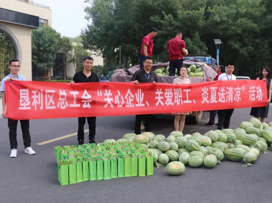 垦利区总工会到万达集团开展&ldquo;送清凉&rdquo;活动