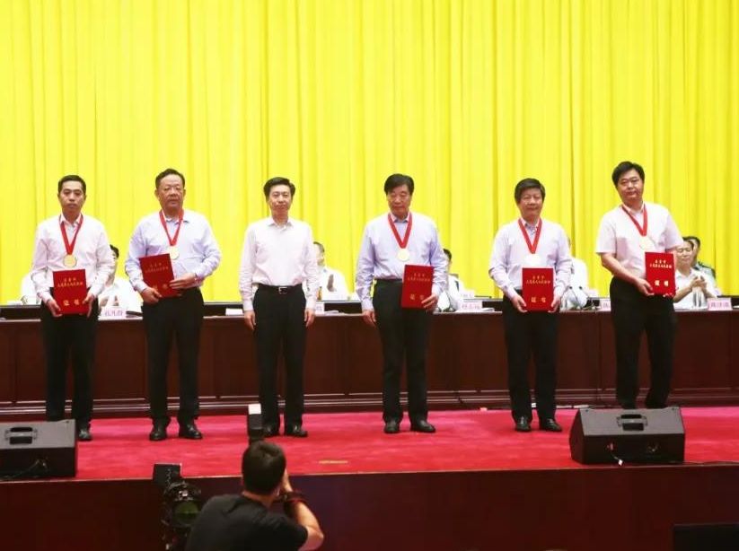 万达集团党委书记、董事局主席尚吉永荣获东营市&ldquo;突出贡献企业家&rdquo;称号