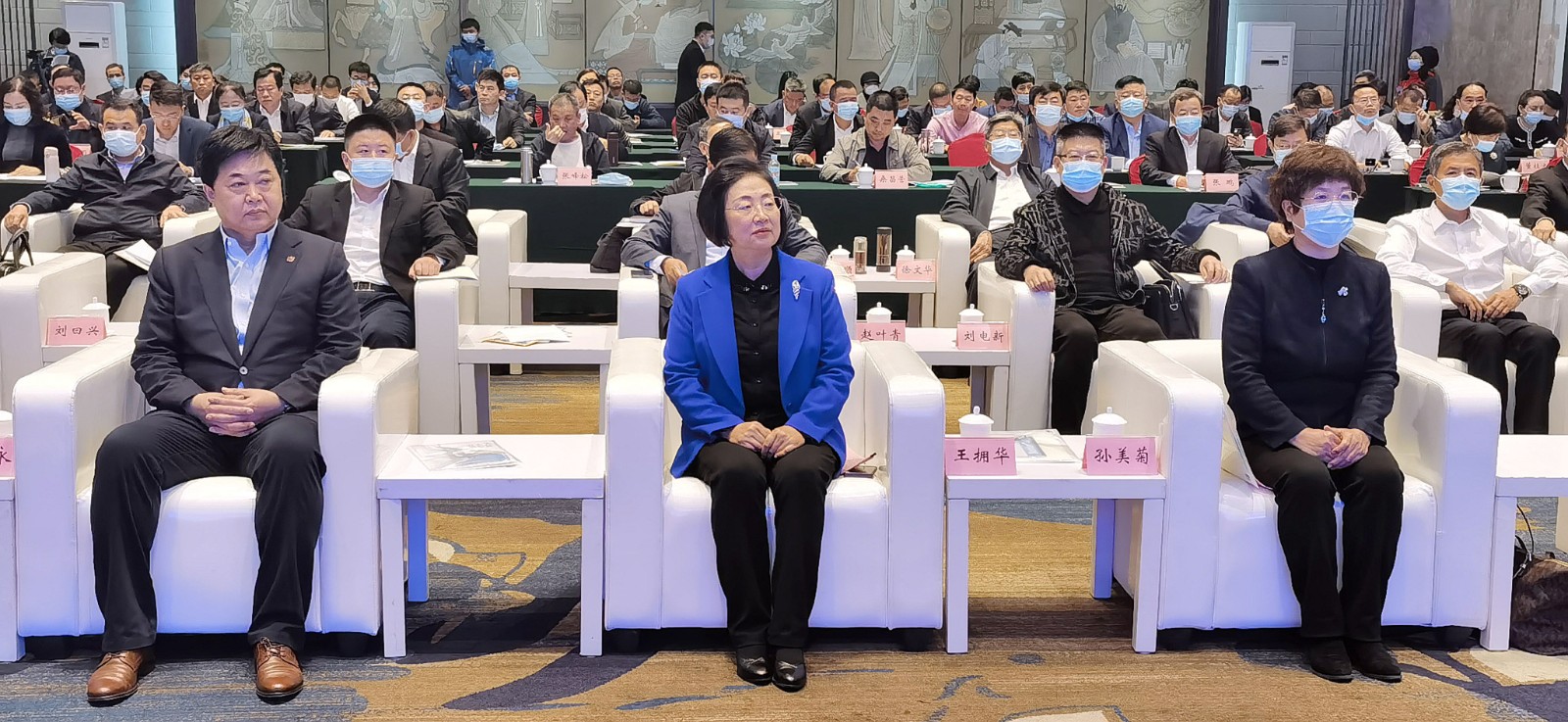 三位.jpg undefined