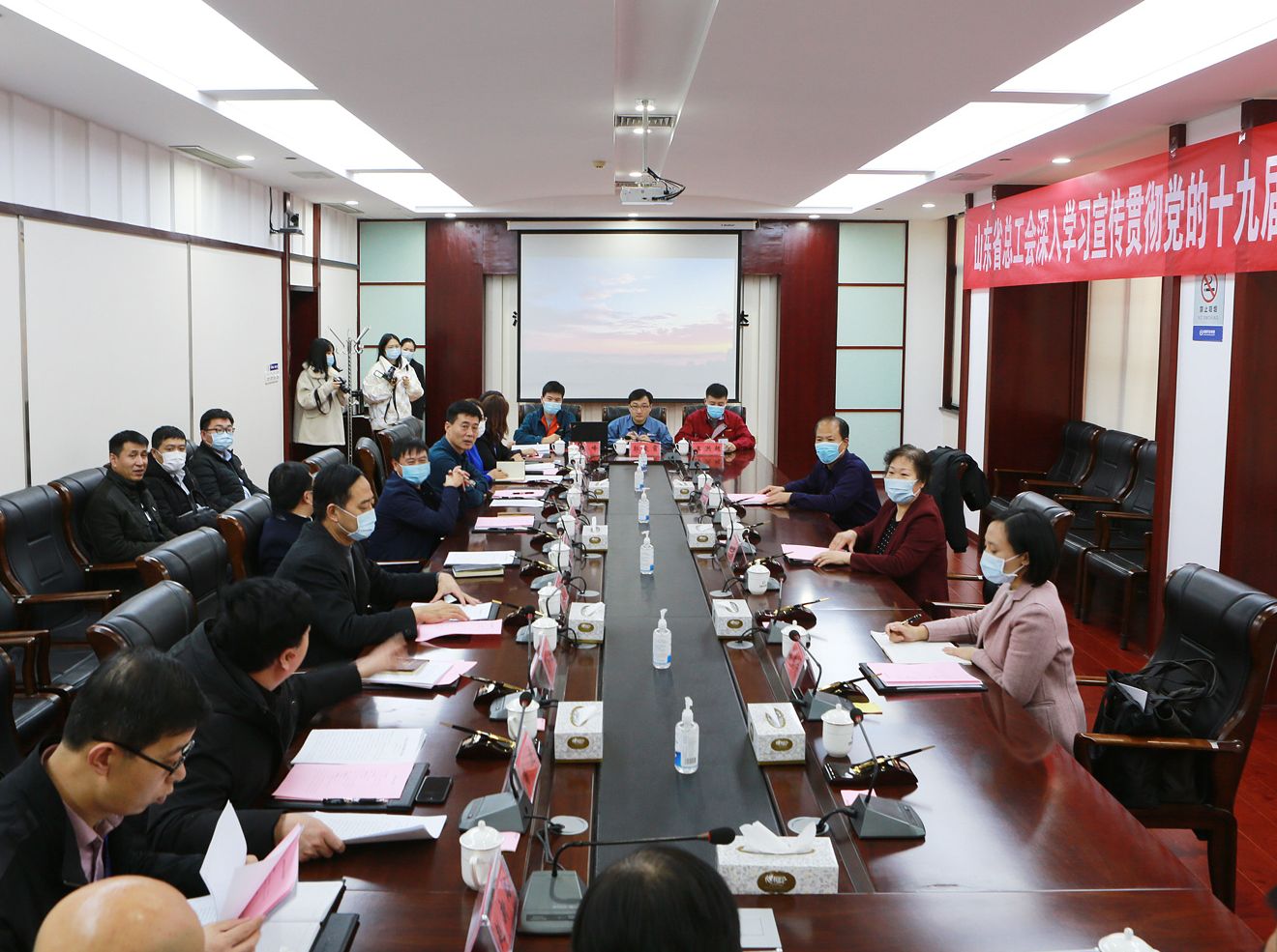 山东省总工会深入学习宣传贯彻党的十九届五中全会精神垦利座谈会在万达集团举行