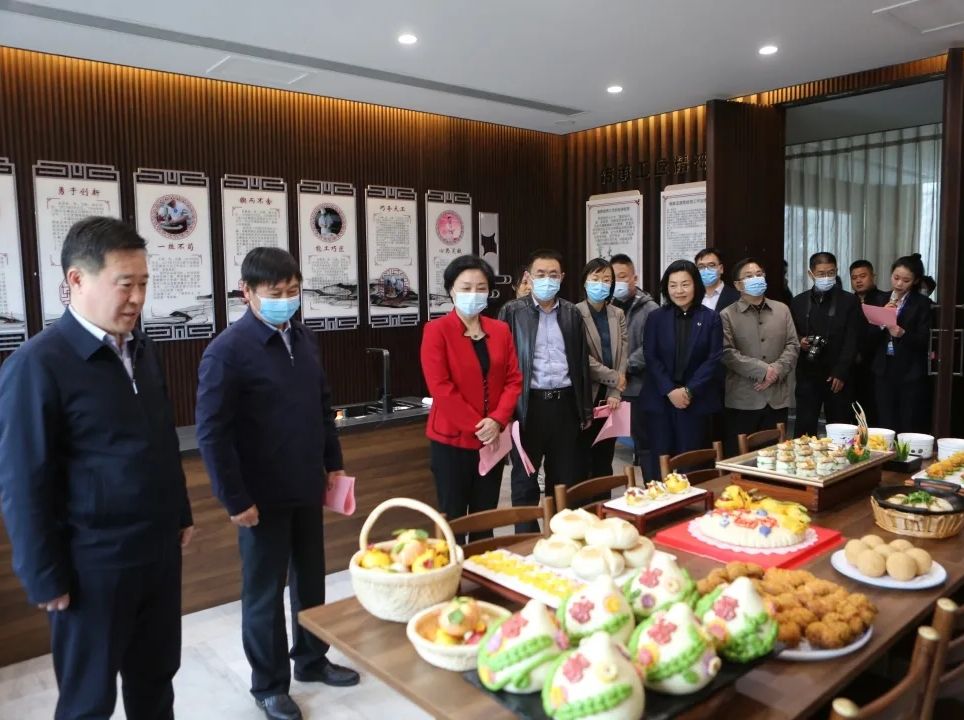 区人大常委会副主任、区总工会主席周玉林带队莅临万达集团检查首席技师工作站工作情况