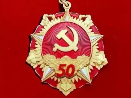 致敬老党员丨万达集团为老党员上门颁发&ldquo;光荣在党50年&rdquo;纪念章