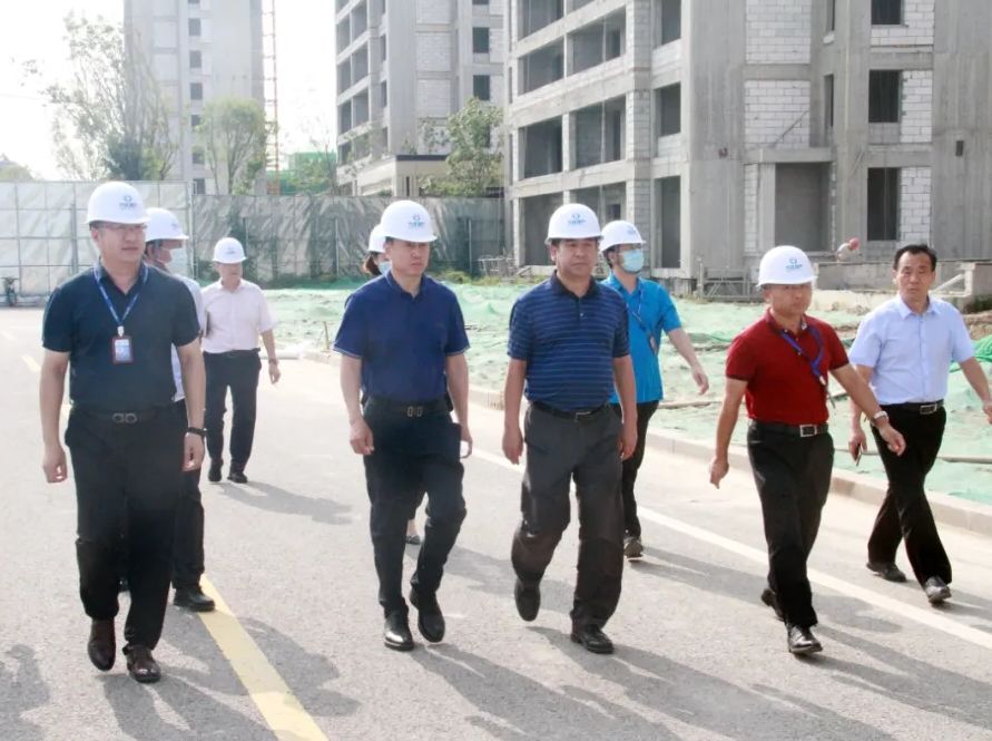 万达集团董事局董事、轮值执行总裁巴洪社组织召开蘭园项目工程进度专题工作会议