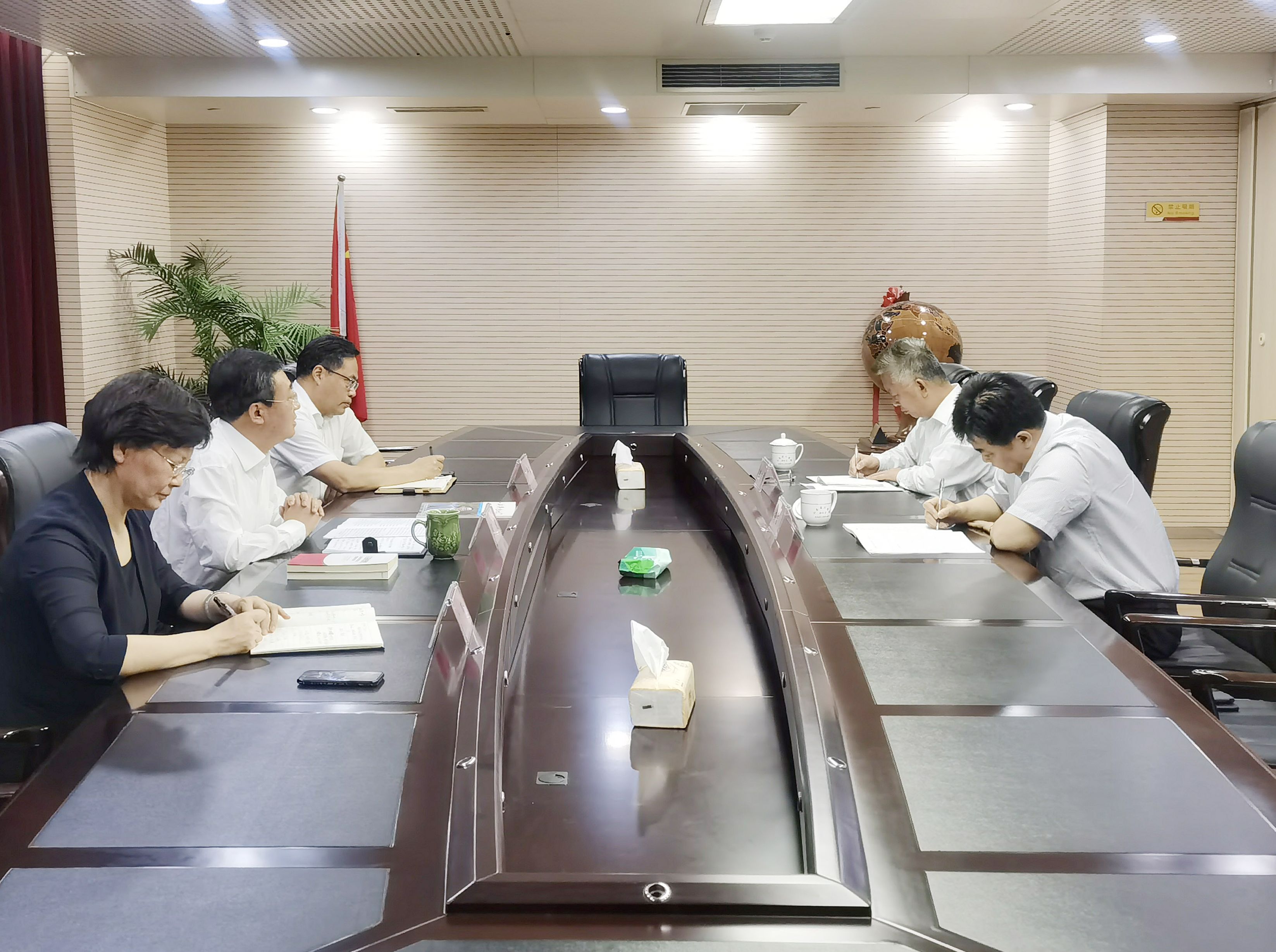 山东省委统战部副部长、省工商联党组书记张鲲听取山东省民营企业家协会工作汇报