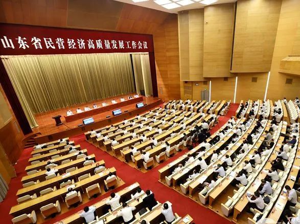 万达集团党委书记、董事局主席尚吉永出席全省民营经济高质量发展工作会议并作为民营企业百强代表上台接受省领导授牌